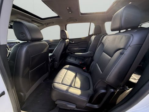 Used 2022 GMC Acadia SLT w/ Elevation Edition image 8