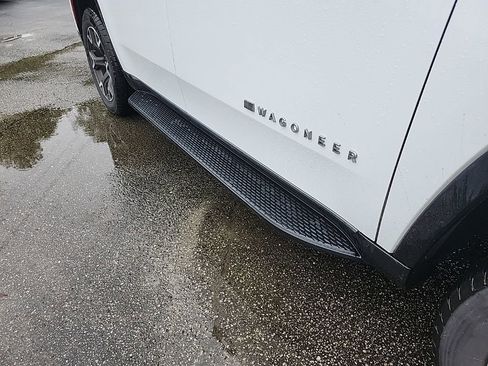 Used 2023 Jeep Wagoneer Series III w/ Preferred Equipment Group image 15