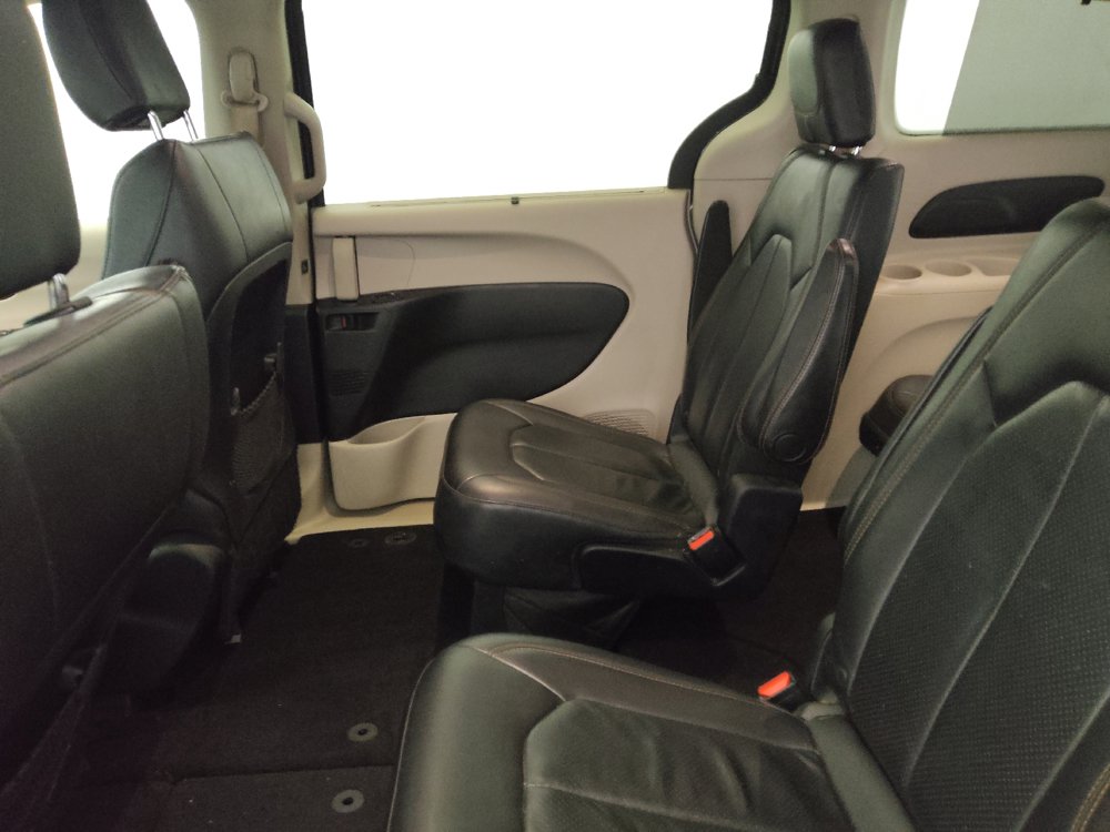 Used 2018 Chrysler Pacifica Touring-L FWD image 18