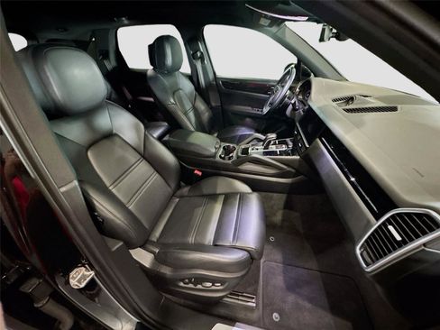 Used 2022 Porsche Cayenne image 15