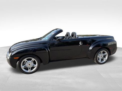 Used 2004 Chevrolet SSR w/ Preferred Equipment Group RWD image 11