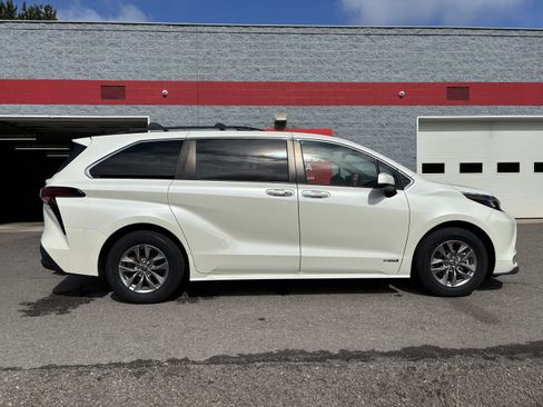 Used 2021 Toyota Sienna XLE w/ XLE Plus Package FWD image 2