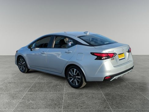 Used 2023 Nissan Versa SV image 3