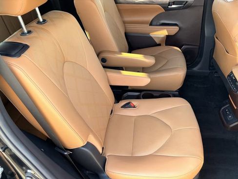 Used 2020 Toyota Highlander Platinum FWD image 22