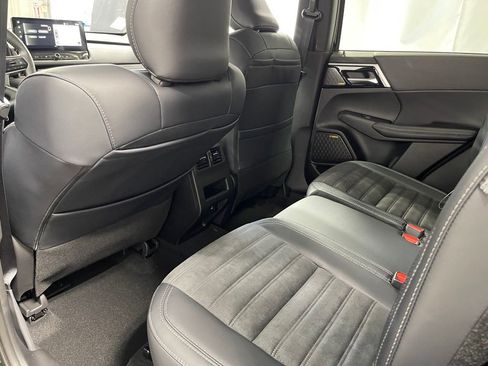 New 2025 Mitsubishi Outlander SE image 24