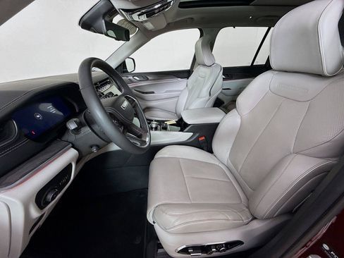Used 2023 Jeep Grand Cherokee Overland w/ Luxury Tech Group IV AWD/4WD image 5