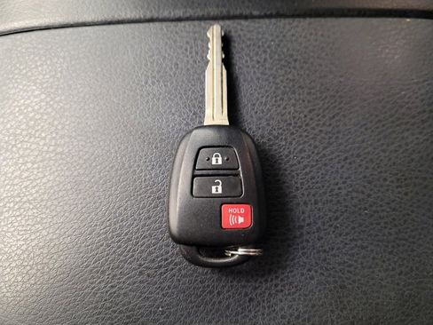 Used 2018 Toyota Highlander LE image 32