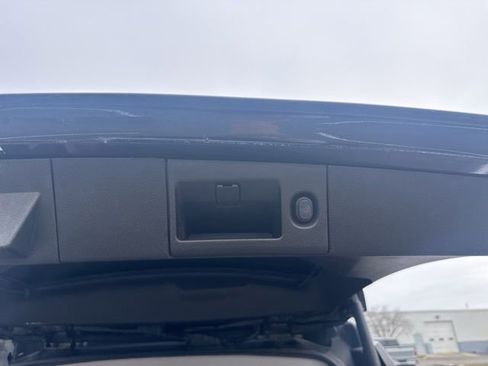 Used 2018 Chevrolet Suburban Premier image 12