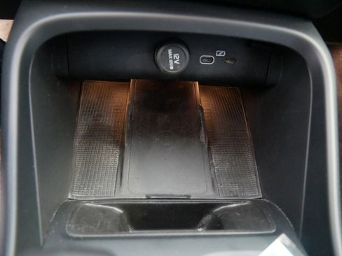 Used 2025 Volvo XC40 B5 Core image 19