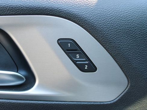 Used 2023 Chrysler Pacifica Limited w/ S Appearance Package image 12