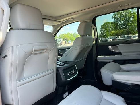 Used 2025 Ford Expedition Platinum AWD/4WD image 41