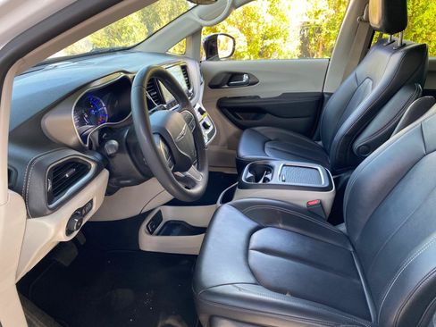 Used 2024 Chrysler Pacifica Limited FWD image 25