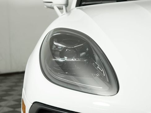 Certified 2023 Porsche Macan AWD/4WD image 11