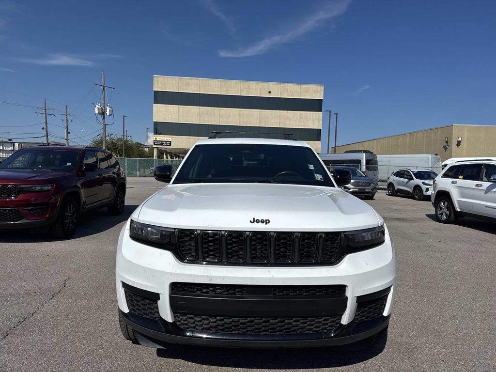 Used 2022 Jeep Grand Cherokee L Laredo RWD image 2
