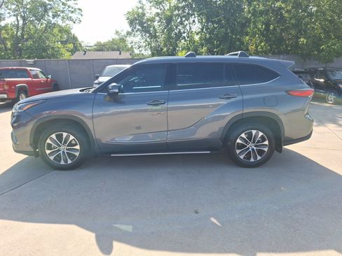Used 2021 Toyota Highlander XLE FWD image 3