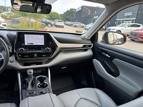 Used 2023 Toyota Highlander XLE AWD/4WD image 40