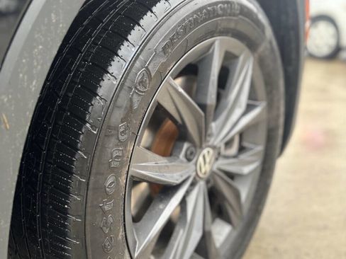 Used 2022 Volkswagen Tiguan SE w/ Panoramic Sunroof Package image 9