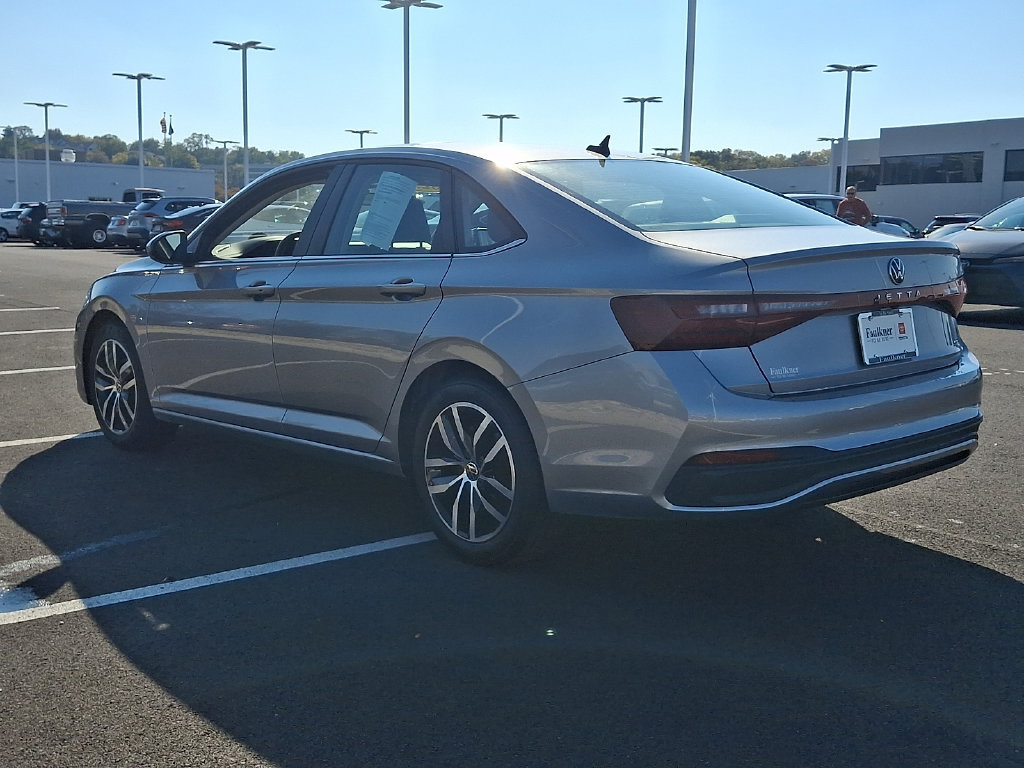 Used 2025 Volkswagen Jetta SE FWD image 4