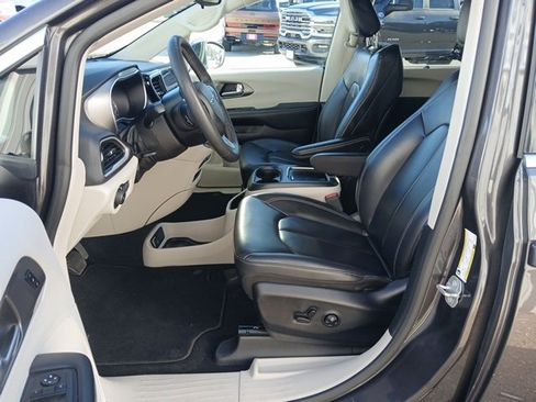 Used 2023 Chrysler Pacifica Touring-L image 29