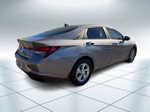 Used 2023 Hyundai Elantra SE image 5