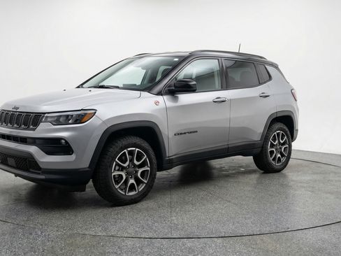 Used 2025 Jeep Compass Trailhawk image 3