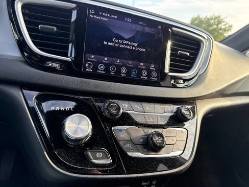 Used 2020 Chrysler Pacifica Touring-L Plus w/ Advanced Safetytec Group FWD image 27