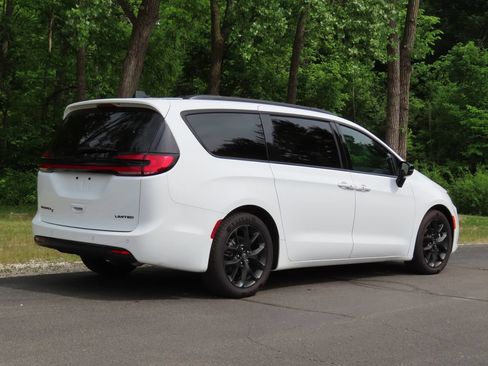 Used 2025 Chrysler Pacifica Limited FWD image 3