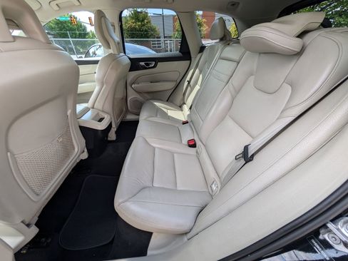 Used 2018 Volvo XC60 T5 Momentum w/ Convenience Package image 16