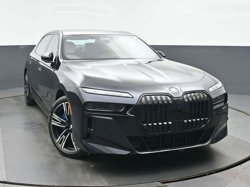 Used 2023 BMW i7 xDrive60 w/ Executive Package 2 image 8