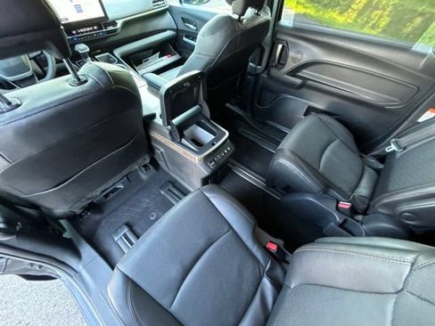 Used 2025 Toyota Sienna Platinum AWD/4WD image 34