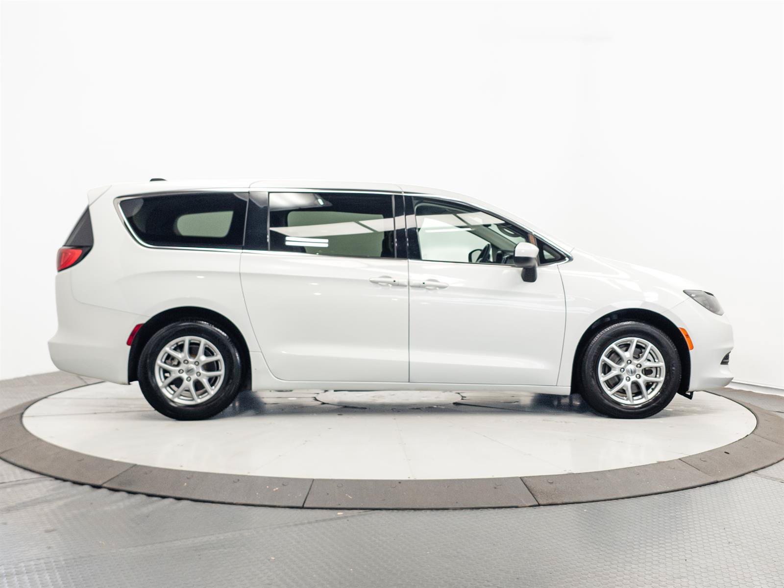 Used 2023 Chrysler Voyager LX FWD image 14
