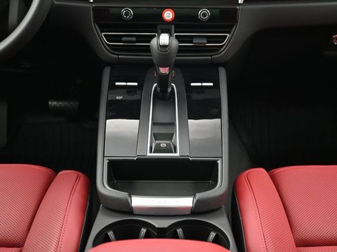 Used 2026 Porsche Macan AWD/4WD image 10