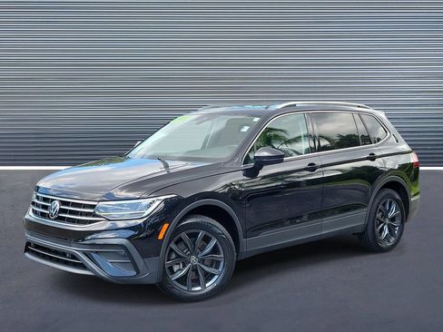 Used 2023 Volkswagen Tiguan SE w/ Panoramic Sunroof Package FWD image 1