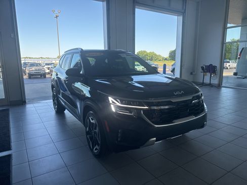 Used 2024 Kia Seltos SX w/ SX Sunroof Package AWD/4WD image 3
