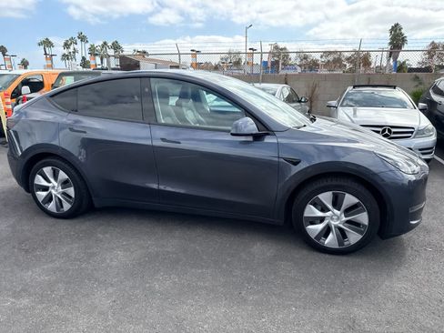 Used 2023 Tesla Model Y 2WD image 11