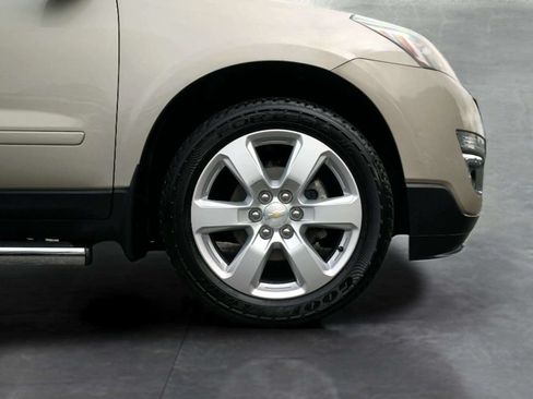 Used 2017 Chevrolet Traverse LT w/ Traveler's Package FWD image 9