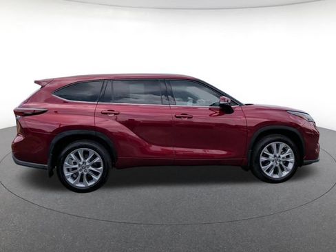 Used 2024 Toyota Highlander Limited FWD image 7