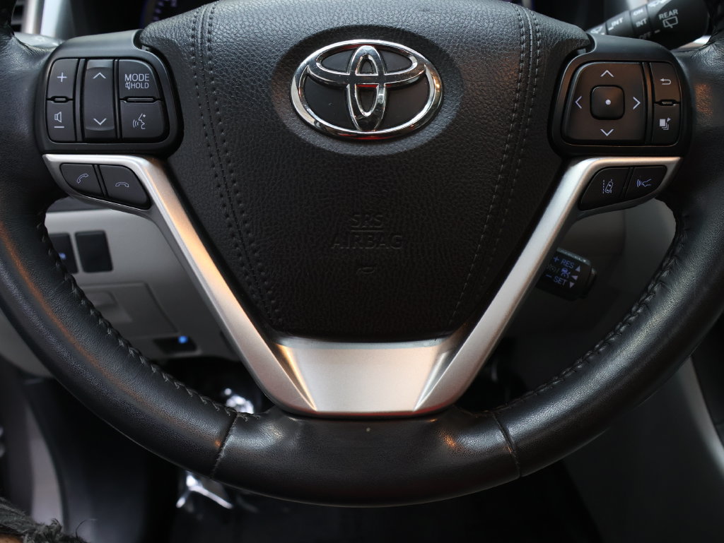 Used 2018 Toyota Highlander Limited w/ Carpet Mat Package (TMS) AWD/4WD image 18