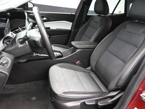 Used 2024 Chevrolet Trax LT w/ LT Convenience Package FWD image 23