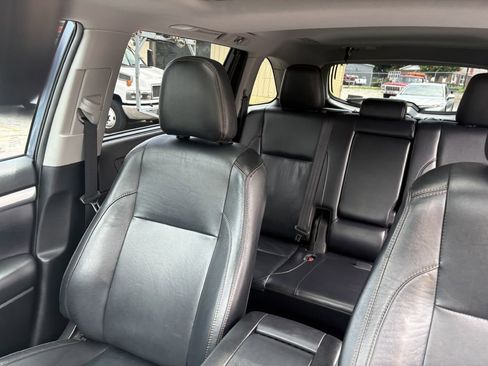 Used 2019 Toyota Highlander XLE AWD/4WD image 14