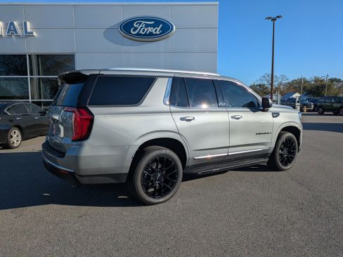 Used 2024 GMC Yukon Denali w/ Advanced Technology Package image 3