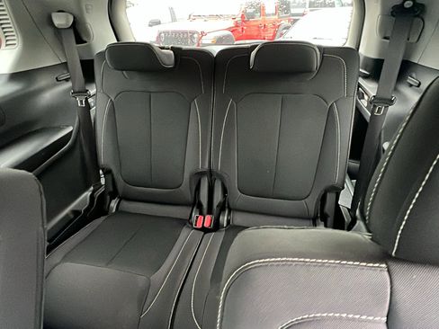 Used 2023 Jeep Grand Cherokee L Laredo image 25