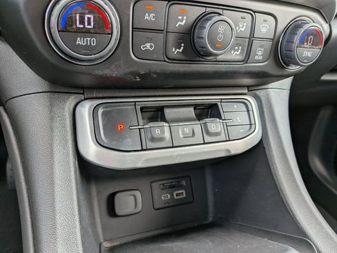 Used 2023 GMC Acadia SLT w/ Preferred Package AWD/4WD image 12