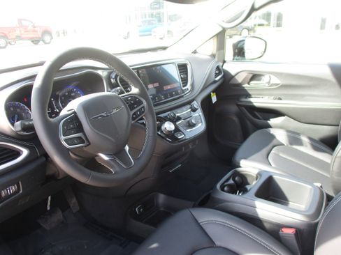 New 2026 Chrysler Pacifica Select FWD image 13