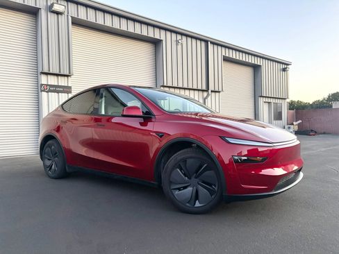 Used 2026 Tesla Model Y Long Range RWD image 2