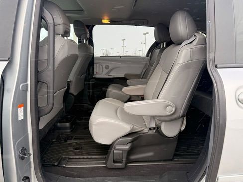 Used 2025 Toyota Sienna XLE image 24