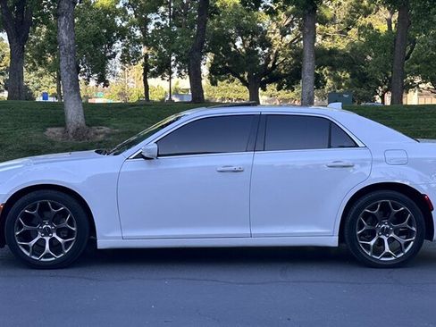 Used 2015 Chrysler 300 Limited RWD image 9