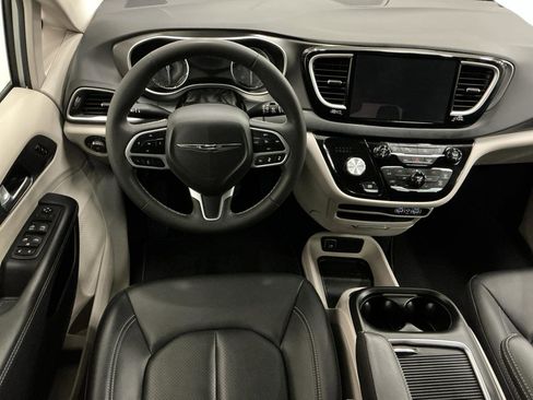 Used 2024 Chrysler Pacifica Touring-L FWD image 17