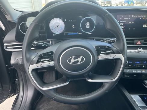 Used 2025 Hyundai Elantra SEL FWD image 14