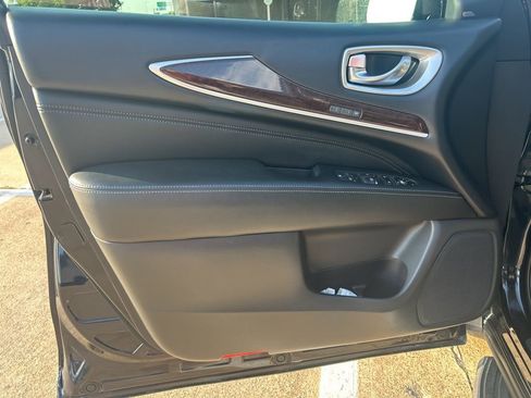 Used 2017 INFINITI QX60 Luxe w/ Deluxe Technology Package image 10